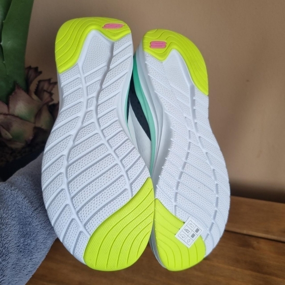 Skechers ultra groove memory foam trainers. Uk 5 bnwt - Picture 4 of 4